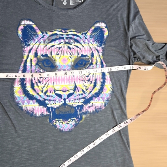 L.o.l vintage Graphic Tiger Print Gray Top three quarter sleeves size medium - Picture 7 of 11